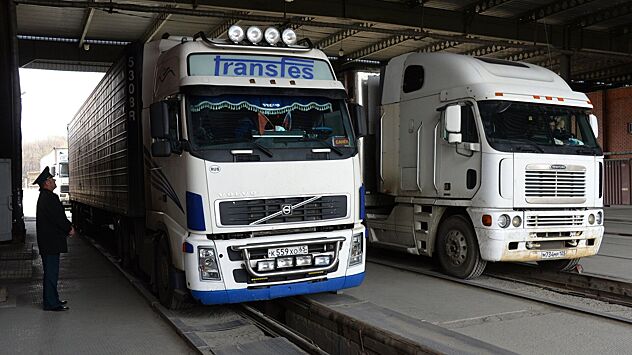 В Казахстане начали задерживать российские фуры с товарами