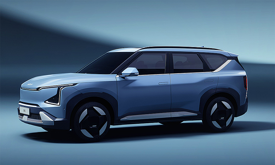 Kia EV5. Новинка представлена на выставке в Чэнду (Китай). Длина составляет 4,6 метра, колёсная база — 2,75 метра.
