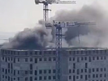 Крупный пожар полыхает на строительной площадке в российском городе