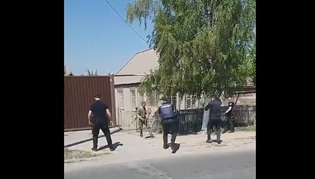 Украинские полицейские ранили мужчину, бросившегося на них с топором. Видео