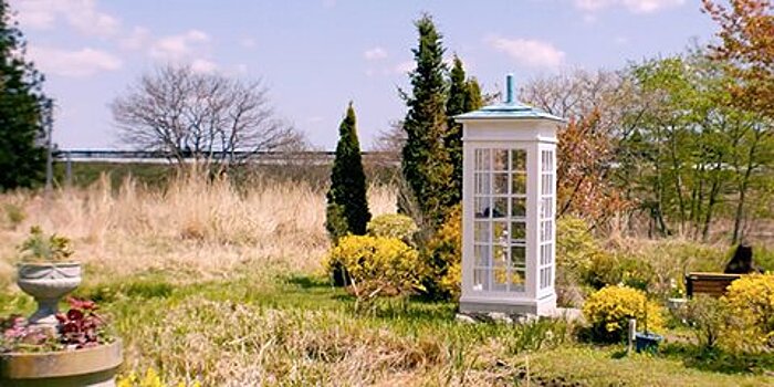 Японец построил телефонную будку для общения с умершими близкими
