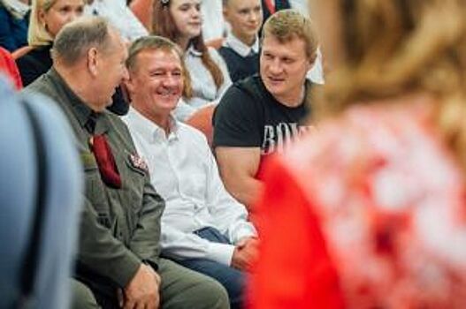 Поветкин и Лебедев приняли участие в открытие центра «Витязь» в Курске