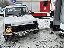 Пять человек пострадали при наезде «Нивы» на остановку в Москве