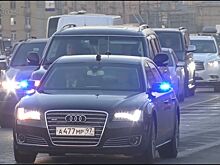 Оштрафуют ли водителя, пристроившегося за пробирающейся через пробку машиной ДПС с “мигалкой”?