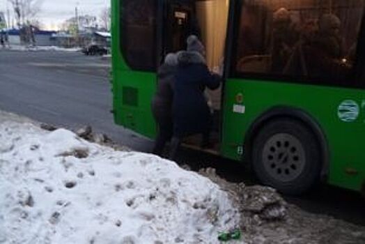 Кучи снега на остановке транспорта возмутили челябинцев