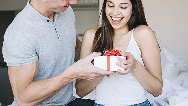 Как женщины намекают мужчине на подарок