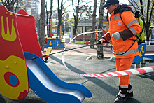 Жителя Петербурга оштрафовали за прогулку с ребенком на детской площадке