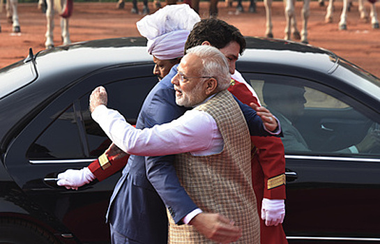 Чем канадский премьер заслужил объятия индийского коллеги