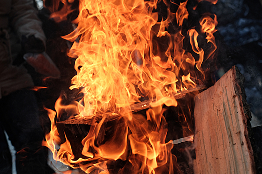 Баня сгорела на частном подворье в Анжеро-Судженске