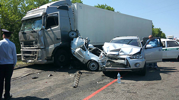 Выяснилось, в какие дни недели грузовики чаще таранят машины