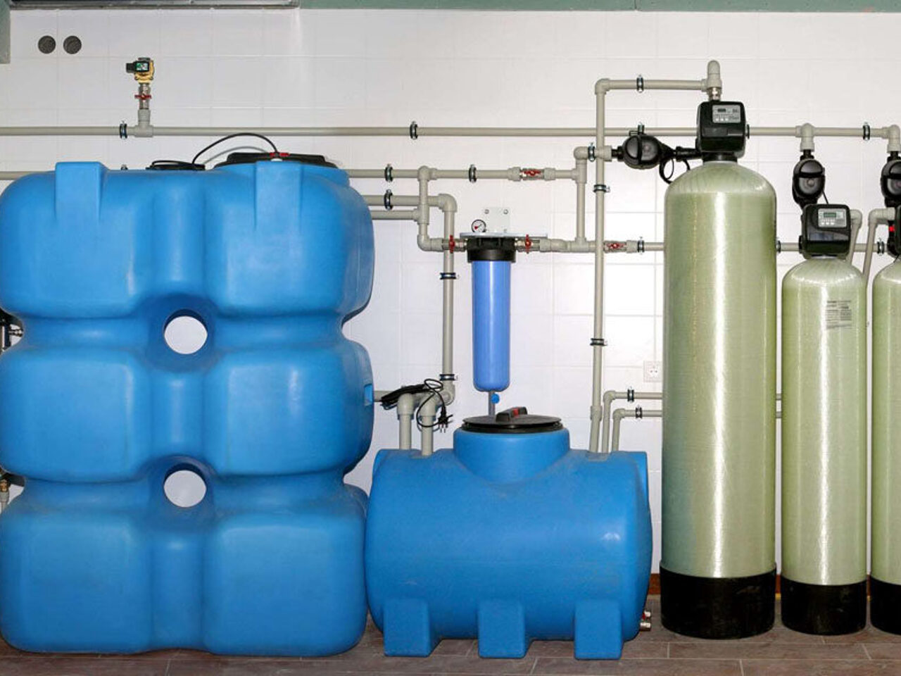 Фильтры для загородного дома. Система фильтров для очистки воды из скважины. Система водоочистки на скважине. Очистка воды для дома. Фильтры для воды в коттедж.