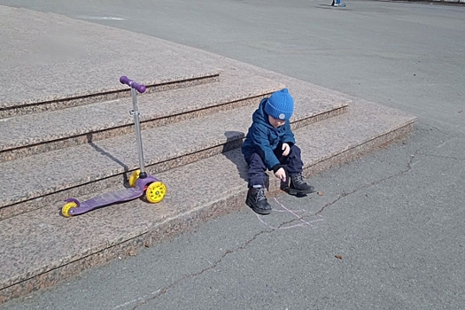 В Екатеринбурге 5-летнего мальчика госпитализировали после наезда самокатчика