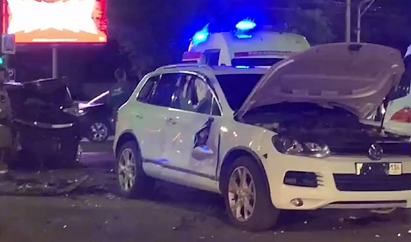 На западе Волгограда столкнулись две иномарки