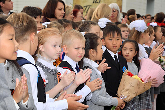 К российским школам приставят замполитов