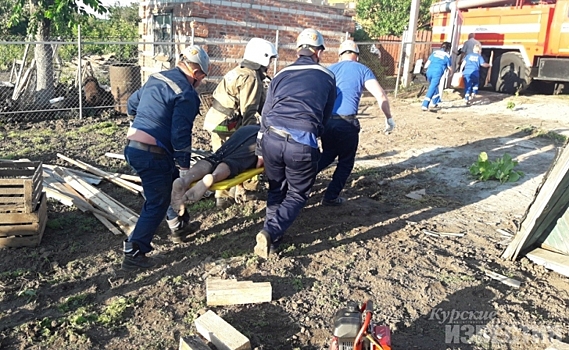 Курские спасатели вытащили мужчину из-под рухнувшей крыши