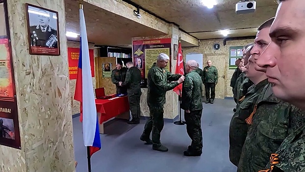 Командующий группировкой «Запад» вручил танкистам награды в зоне СВО