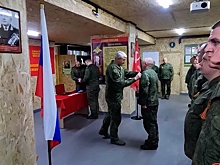 Командующий группировкой «Запад» вручил танкистам награды в зоне СВО