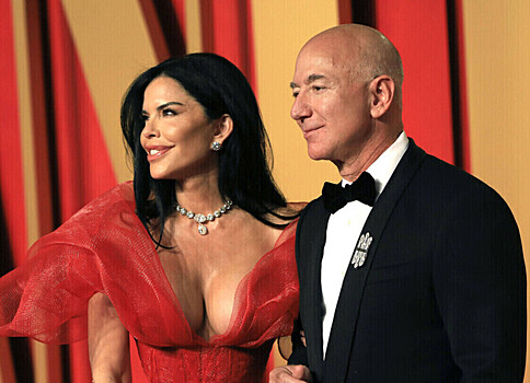 Лорен Санчес появилась с Безосом в total black костюме с открытыми плечами