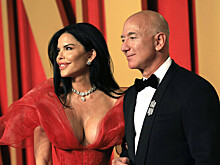 Лорен Санчес появилась с Безосом в total black костюме с открытыми плечами