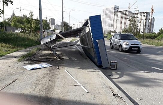 В Екатеринбурге неизвестный на черной «Ладе» снес автобусную остановку