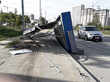 В Екатеринбурге неизвестный на черной «Ладе» снес автобусную остановку