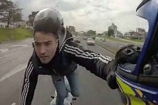 Мотоциклист прокатился по трассе Буэнос-Айреса на одной ноге и без шлема