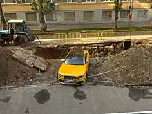 В центре Саратова желтую Audi замуровали возле коммунальной ямы