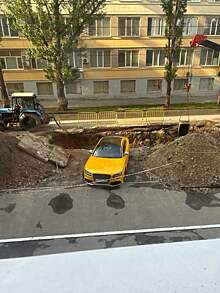 В центре Саратова желтую Audi замуровали возле коммунальной ямы