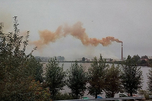 Жители российского поселка испугались оранжево-черного дыма