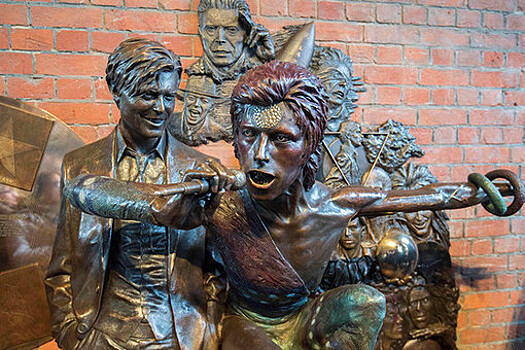 Первый в мире памятник Дэвиду Боуи пострадал от вандалов