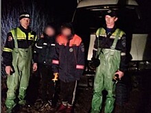 Спасатели в Удмуртии пронесли на себе через болото двоих заблудившихся подростков