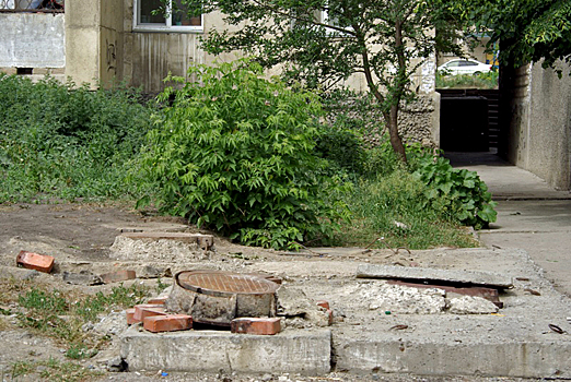 Челябинцы продолжают жаловаться на нескошенную траву во дворах