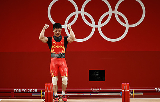 Китайский штангист Чэнь Лицзюнь завоевал золото Олимпиады в весе до 67 кг