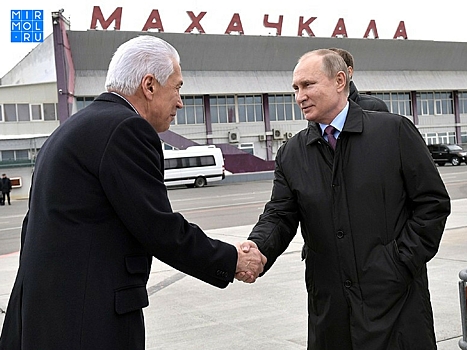 Путин прогулялся по улицам Махачкалы (ВИДЕО)