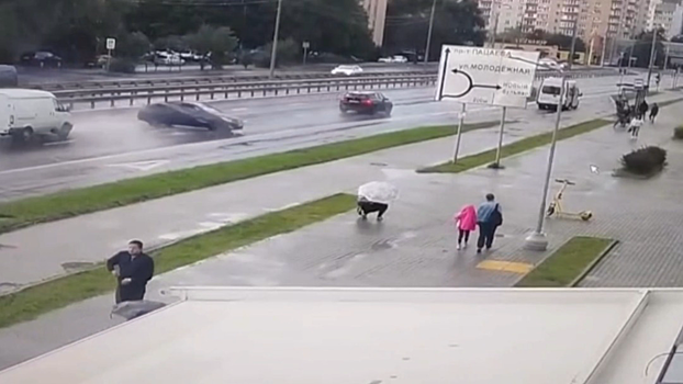 Опубликовано видео аварии со сбитыми на остановке людьми в Долгопрудном