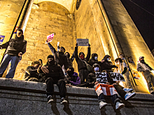 Оппозиция начала строить сцену для митинга у парламента Грузии в Тбилиси