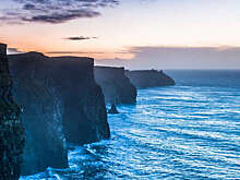 Daily Mail: мужчина шел за дроном, не заметил обрыв и упал с высоты 76 метров