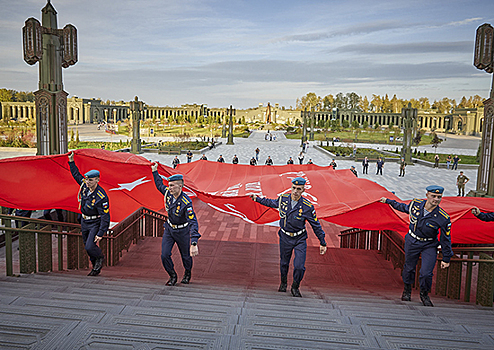 Участники «Спасской башни» развернули копию Знамени Победы у Главного храма ВС РФ