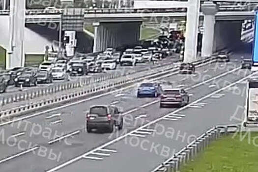 Опубликовано видео ДТП со сломавшейся на Новорижском шоссе легковушкой