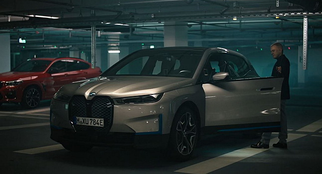  		 			Актер Кристоф Вальц стал соавтором рекламы нового BMW iX 		 	