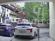 В Челябинске девушка упала вниз головой на Haval во дворе и попала на видео