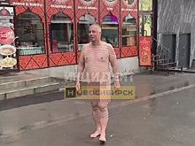Голый мужчина прогулялся под дождем на Карла Маркса в Новосибирске