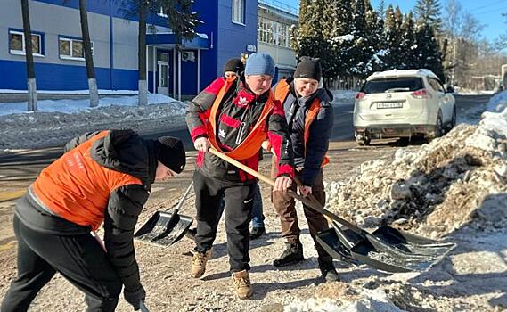 Студенты Курского ГАУ чистили от снега тротуары на улице Карла Маркса