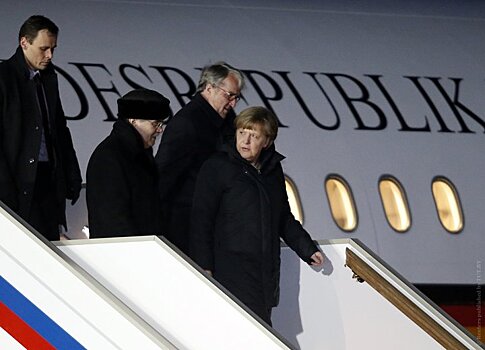 Меркель полетела на саммит обычным пассажиром
