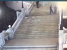 Полицейские задержали молодого человека, повредившего спуск к Уралу в Оренбурге