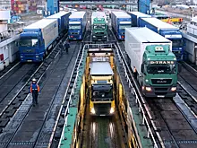 Украина решила вывозить застрявшие на границе с Польшей грузовики поездами