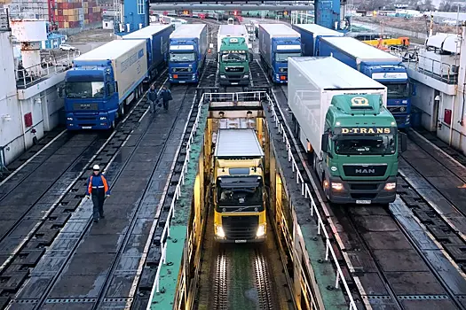 Украина решила вывозить застрявшие на границе с Польшей грузовики поездами