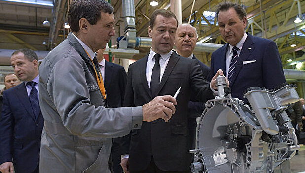 Медведев рассказал о мерах поддержки экспорта автомобилей РФ