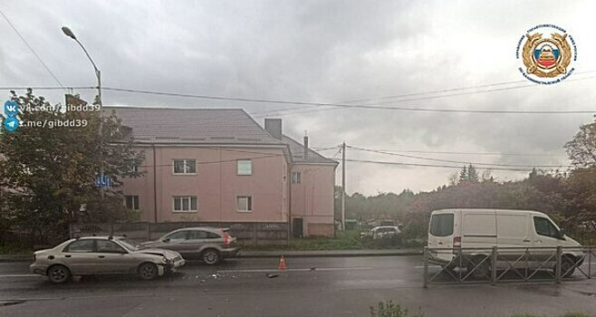 На проспекте Победы столкнулись две легковушки, один из водителей попал в БСМП