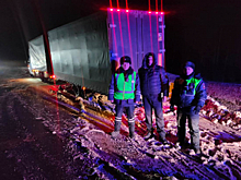 В Югре госавтоинспекторы оказали помощь водителю на загородной автодороге